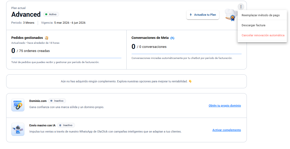 Página de Planes en el panel OlaClick mostrando el plan Advanced activo con período de 3 meses, contadores de pedidos gestionados y conversaciones de Meta, menú de tres puntos abierto con las opciones Reemplazar método de pago, Descargar factura y Cancelar renovación automática, y sección de complementos con Dominio.com y Envío masivo con IA.